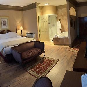 Deluxe Suite Spa Bath